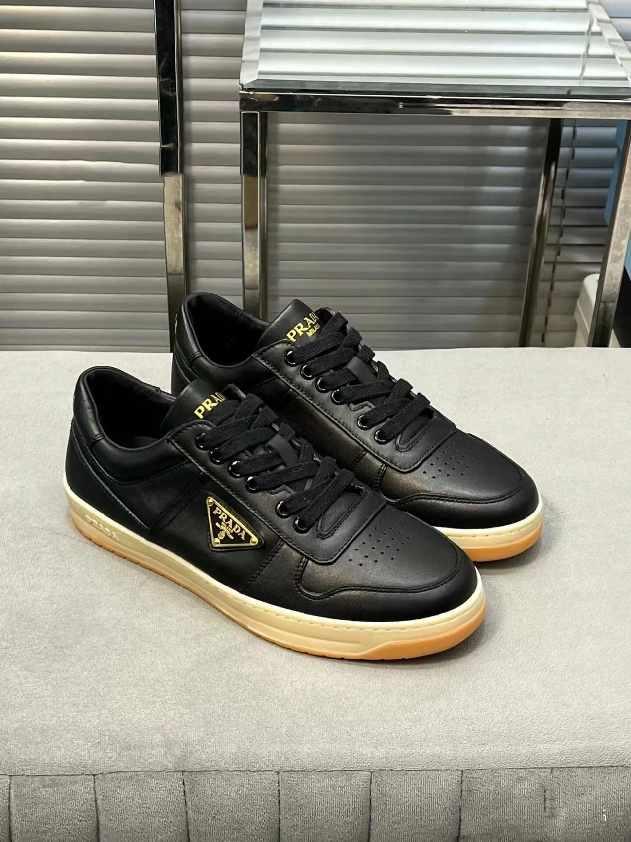 P380 Yuan 38-45 Prada Prada’s new men’s leather sports shoes, the highest version on the market, any comparison is welcome🆚! The original leather has excellent texture and is super high-end! Fetal sheep net lining imported from Italy, removable pad! Luxurious materials and fine workmanship, highly recommended!